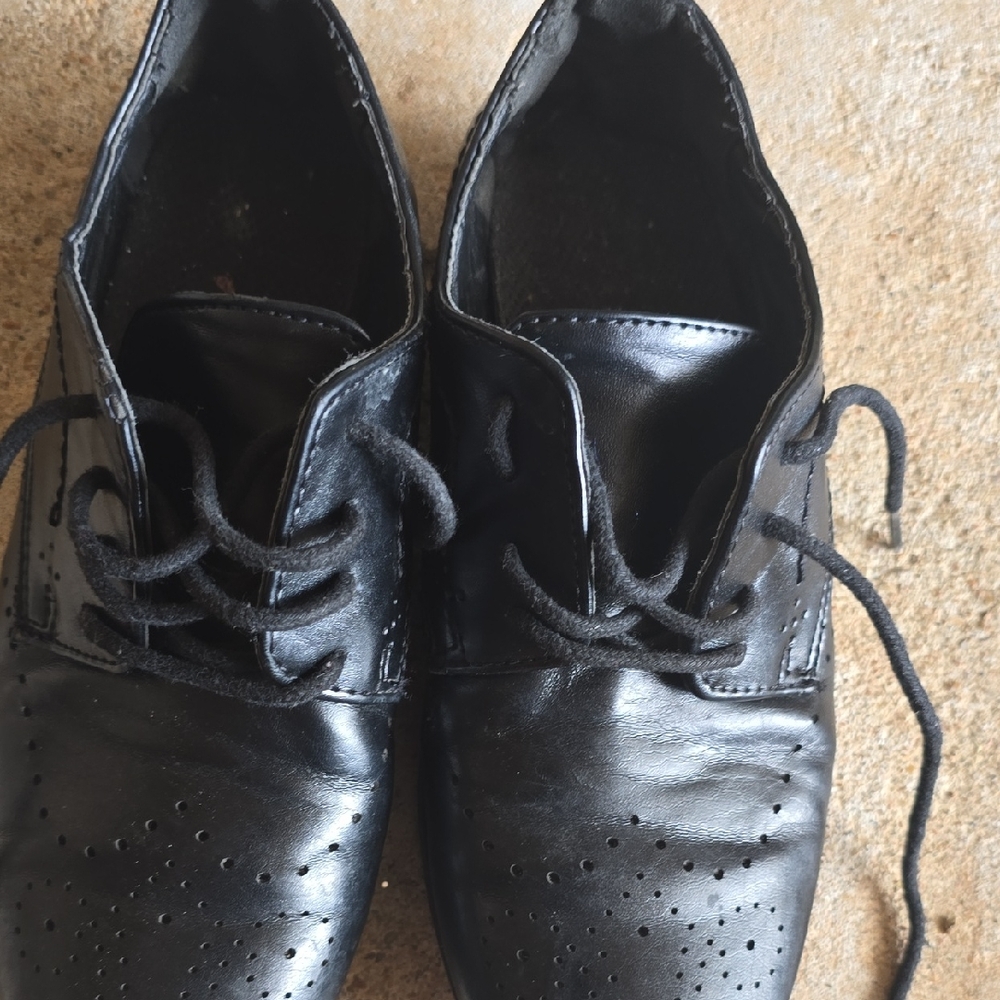 Pre-Lov a pair of Clarks Originals kids black leather shoes. Classic lace-up sty